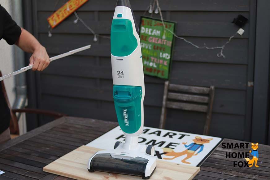 Reinigungstest des Regulus Aqua PowerVac auf Fliesenboden